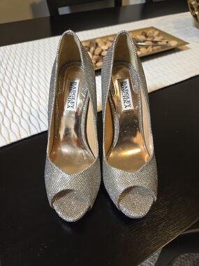Badgley Mischka Silver Glitter Peep-Toe Pumps